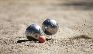 boules de pétanque et cochonnet