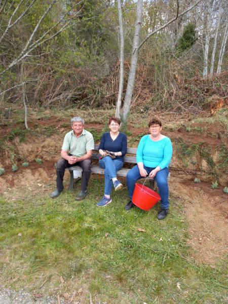 une pose bien méritée 3 personnes sur le banc